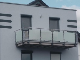 Balkon mit kundenspezifischen Glaselementen
