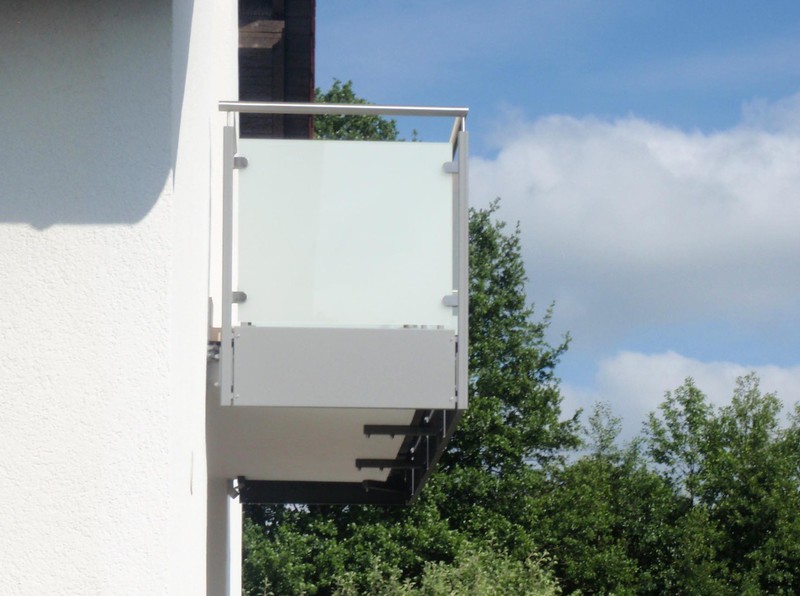 Glasbalkon mit maßgefertigten Handläufen