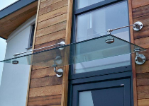 Vordach aus Glas und hochwertigen Stahlbefestigungen